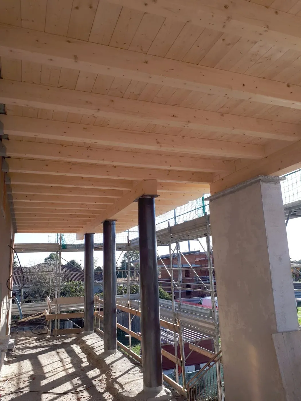 Portico con colonne in acciaio e solaio in legno