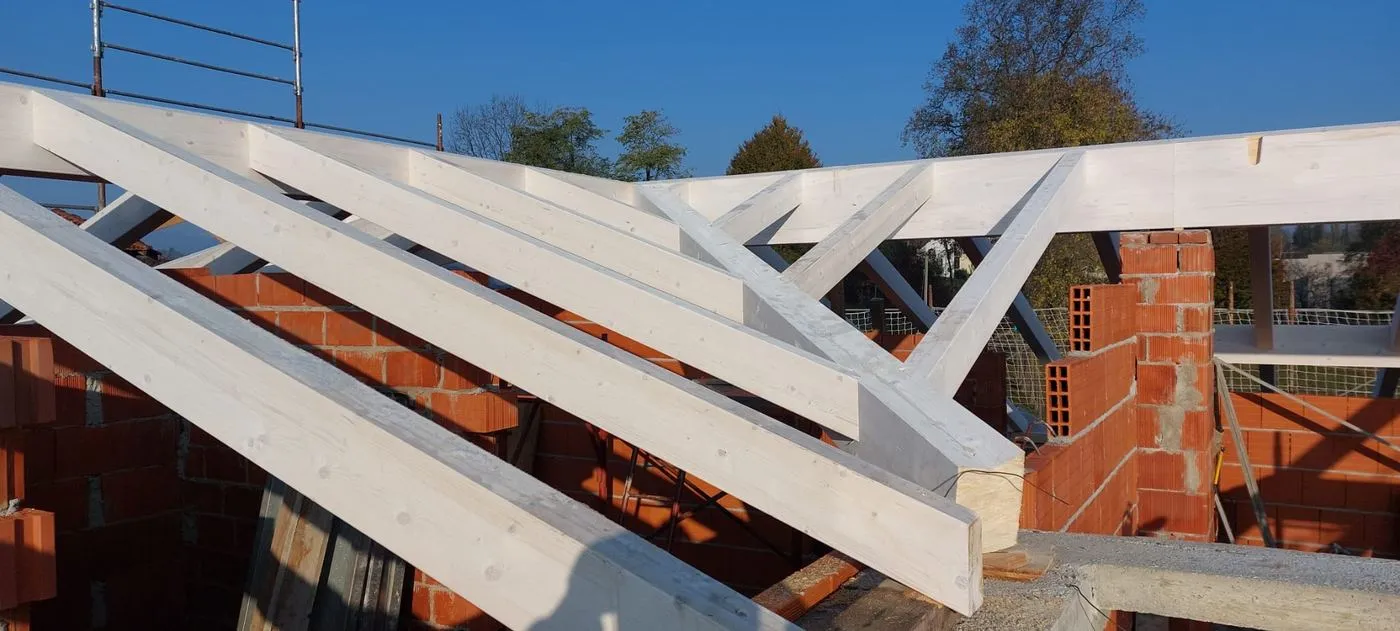 Travi del tetto in legno bianco