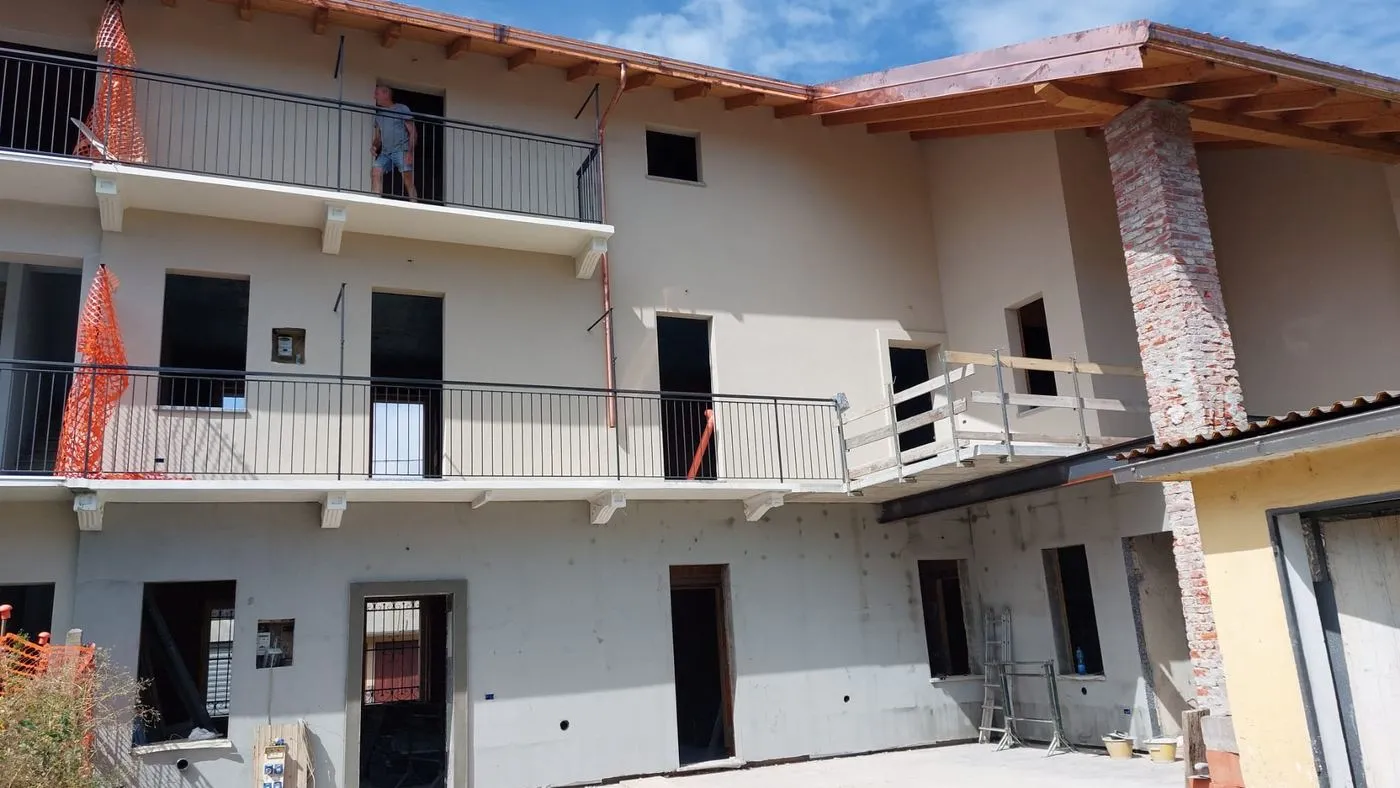 Corte con balconi e gronde in rame