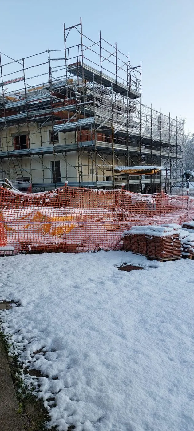Ponteggio e recinzione di cantiere dopo la neve