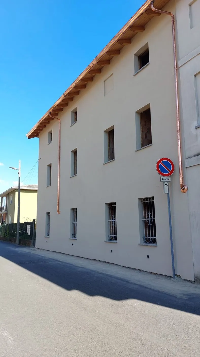 Facciata intonacata con pluviali in rame