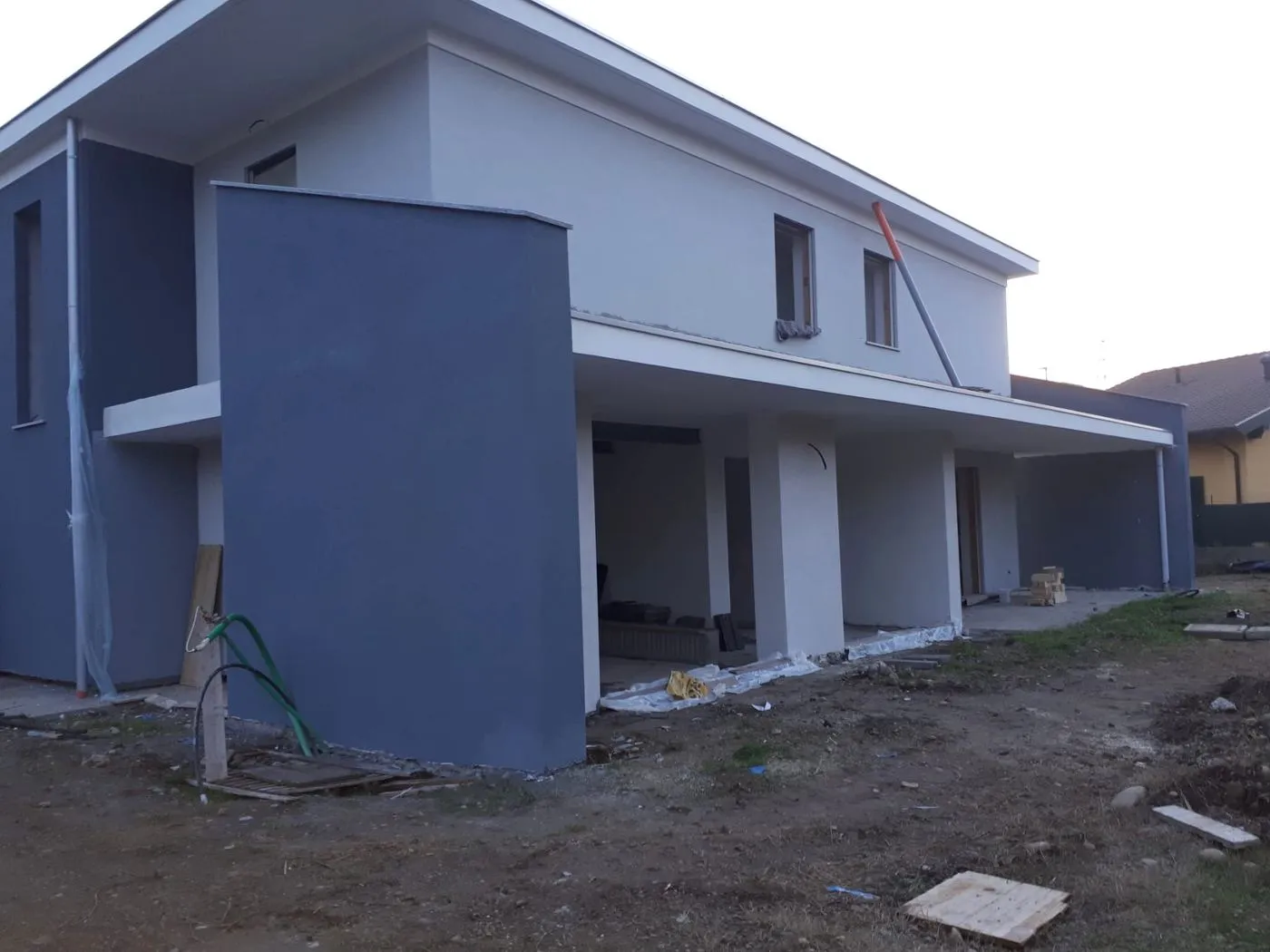 Villa con facciate intonacate a due colori