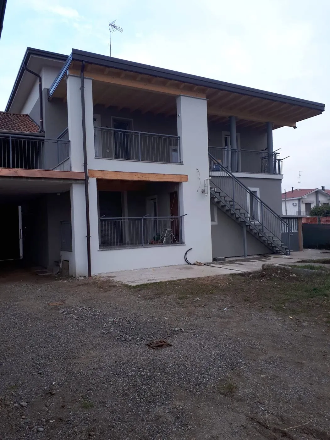 Casa con scala esterna in ferro e balconi