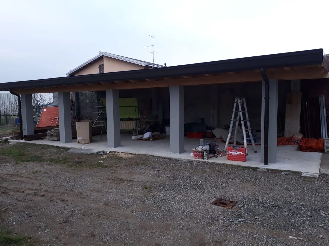 Porticato con pilastri e tetto in legno