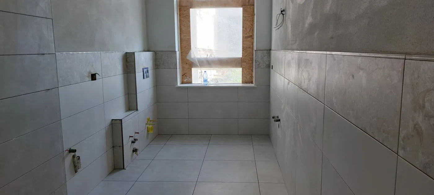 Bagno con rivestimento e pavimento in piastrelle posati
