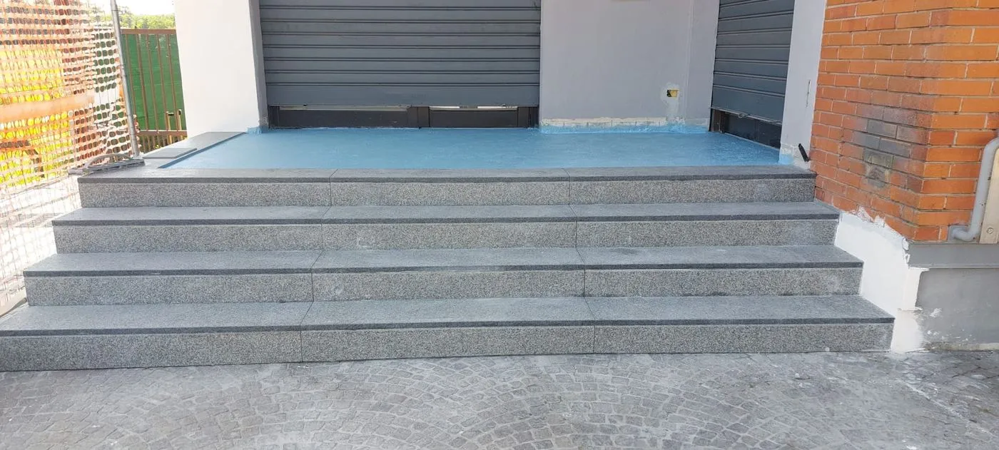 Scalinata in granito e impermeabilizzazione dell'ingresso