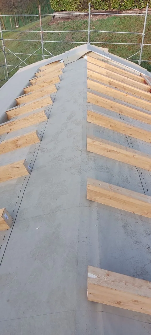 Tetto con telo di sottocopertura e listelli di legno