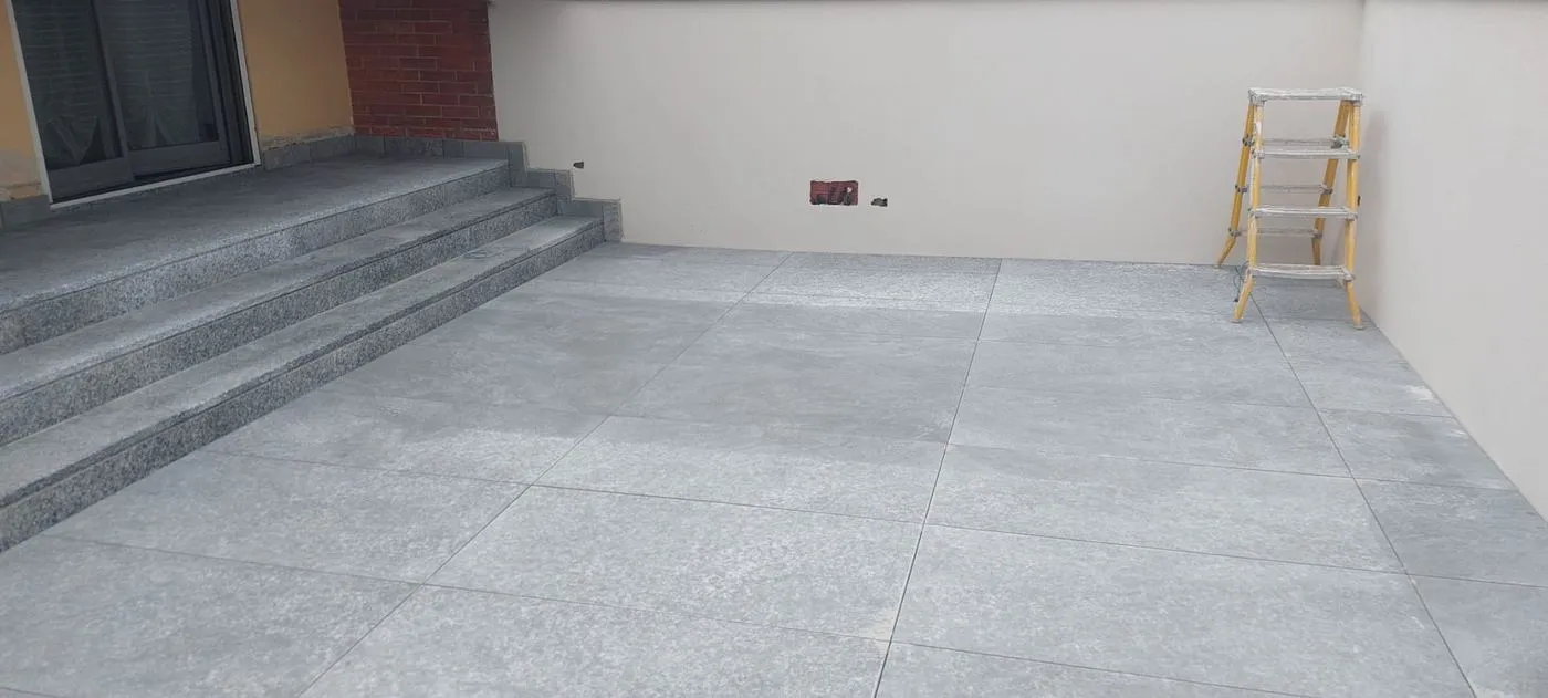 Terrazza con grandi piastrelle e gradini in granito